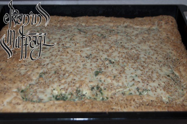 otlu tepsi pidesi
